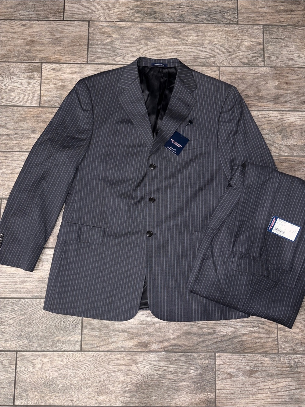 Roundtree & Yorke Charcoal Gray Worsted Wool 3 Button Pinstriped Suit 46R NWT